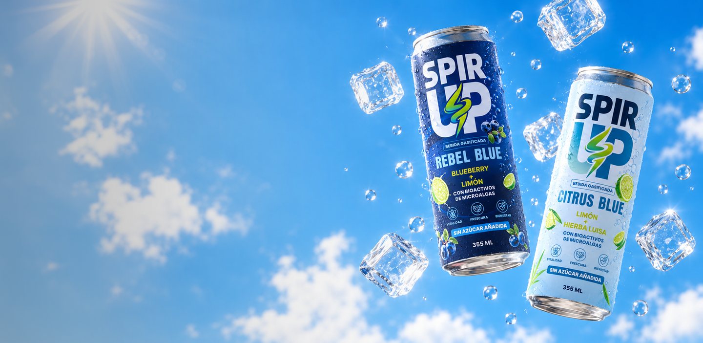 Latas de Spir Up Rebel Blue y Citrus Blue entre cubos de hielo bajo el cielo azul